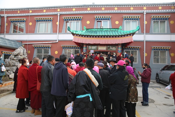 2025年11月11日“降凡日”李嘉诚基金会捐助青海塔尔寺藏医院免费医疗公益项目--医疗队院内开展义诊的简讯